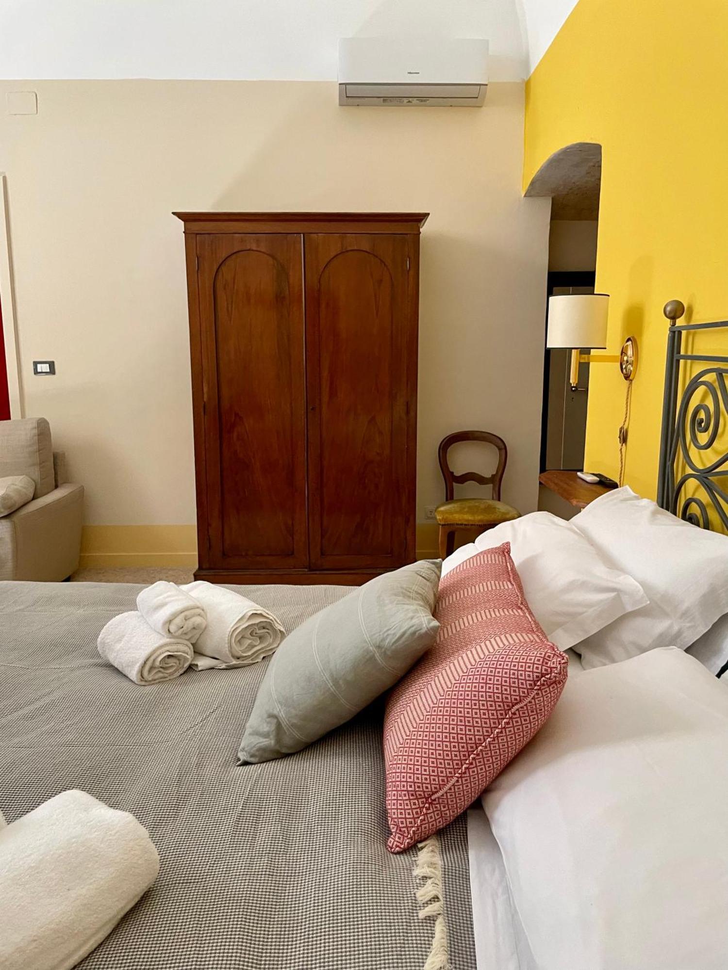 4 Balconi Rooms- Dimora Arditi B&B 莱切 外观 照片